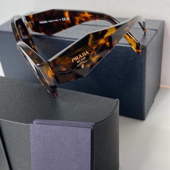 New-PRADA SPR07Y Cat Eye shape, crafted from premium Acetate. - Picture 10 of 15